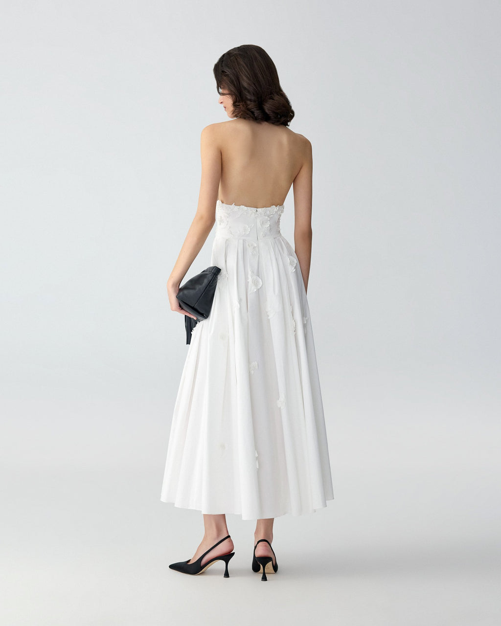 Vestido midi con cuello halter bordado