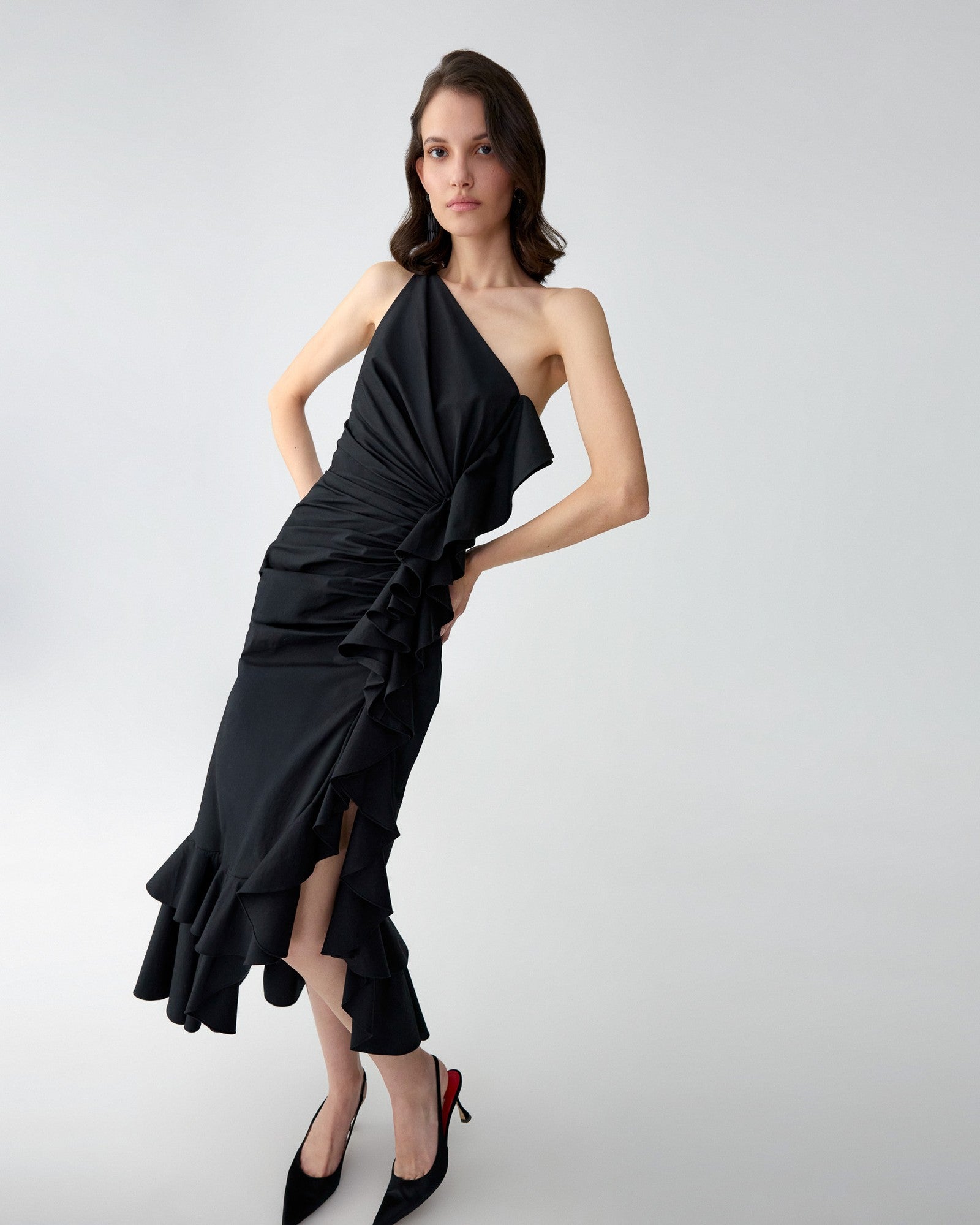 Vestido midi asimétrico con volantes y volantes