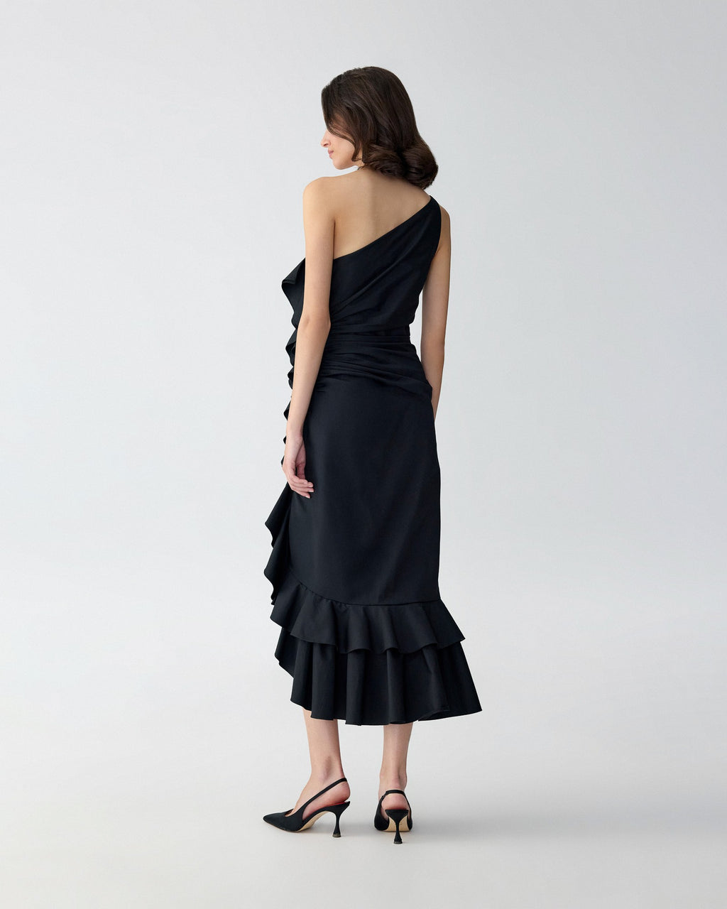 Vestido midi asimétrico con volantes y volantes