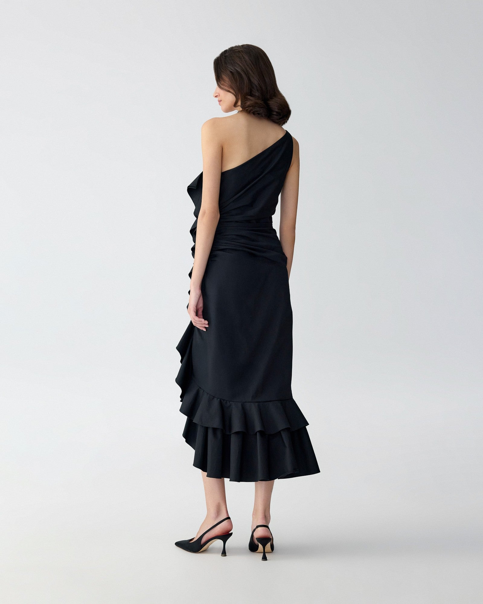 Vestido midi asimétrico con volantes y volantes