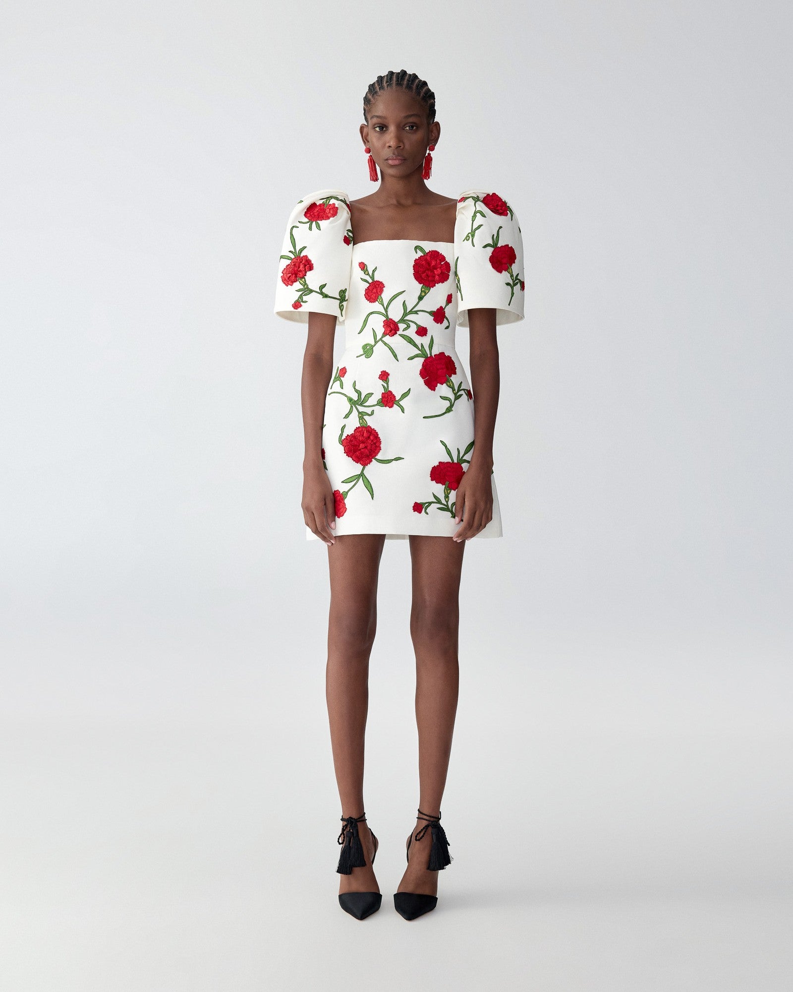 Minivestido de manga abellada con clavel bordado