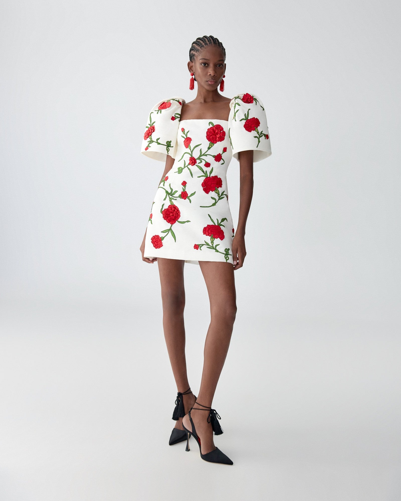Minivestido de manga abellada con clavel bordado
