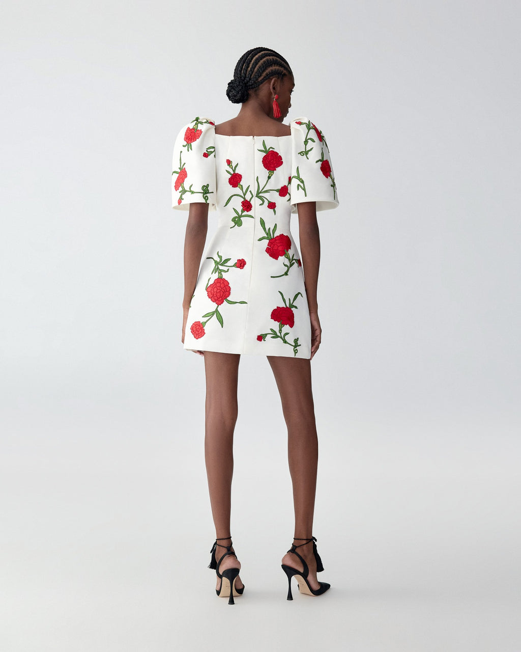 Minivestido de manga abellada con clavel bordado