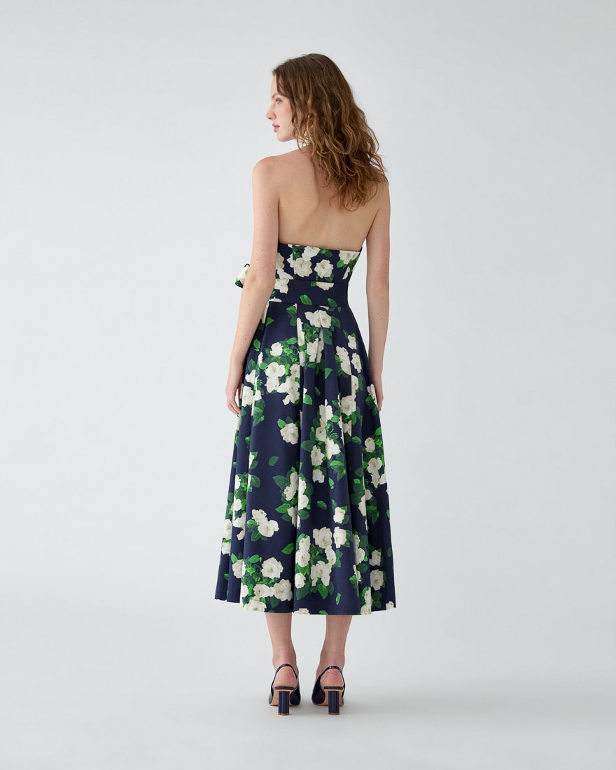 Vestido midi con cuello halter con estampado rosa