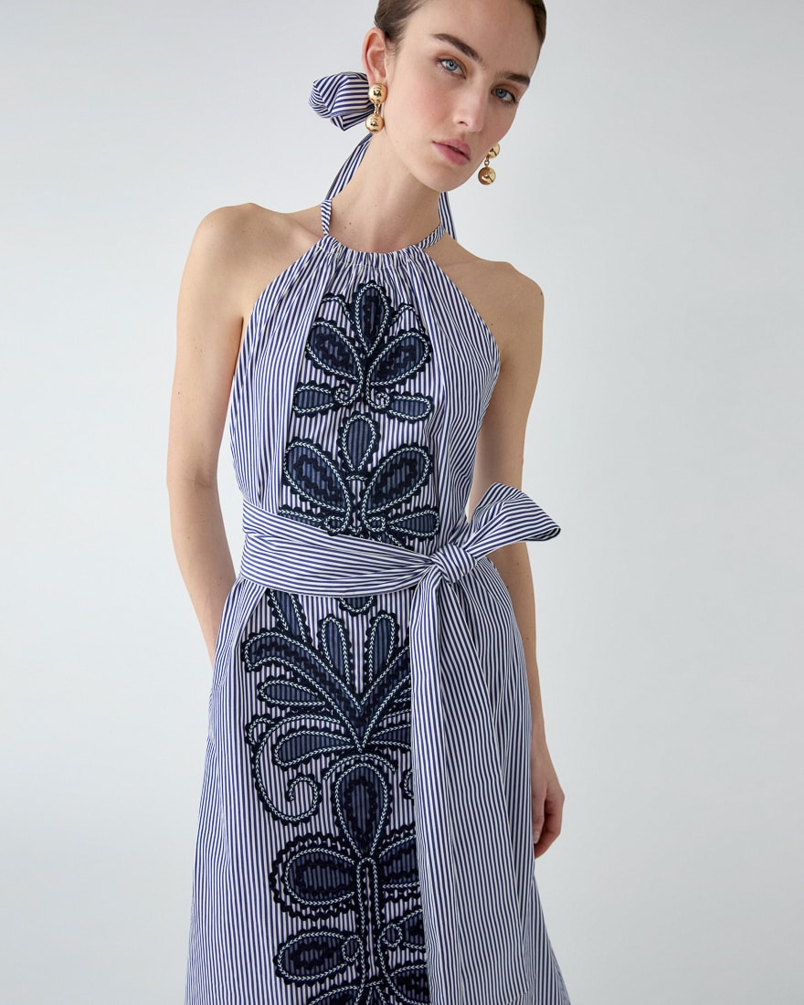 Vestido midi de cuello halter bordado a rayas