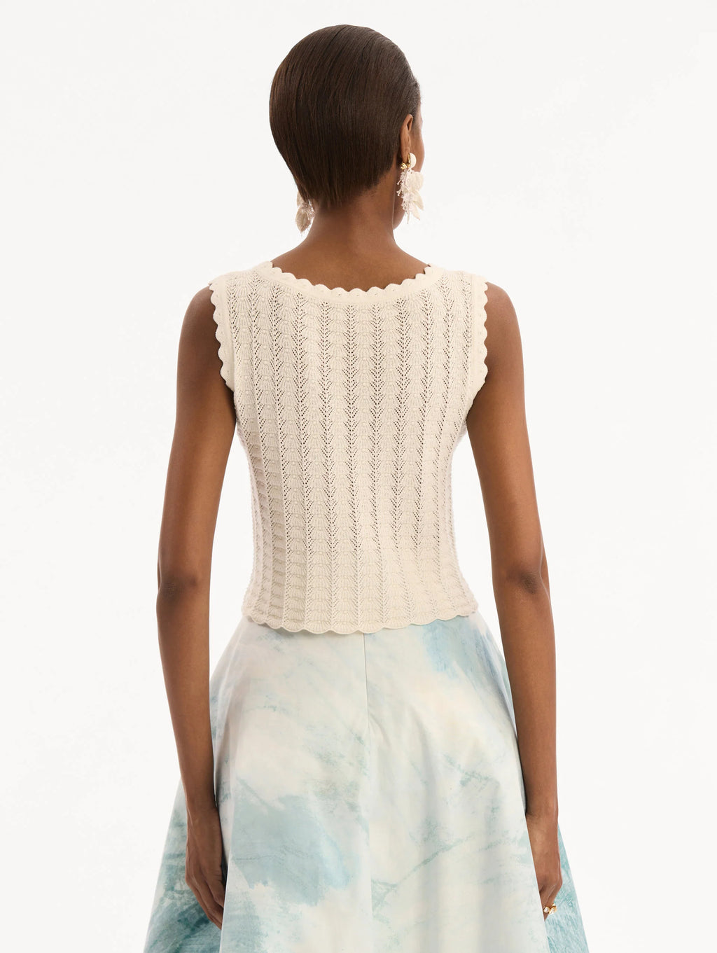 Camiseta sin mangas con tejido de punto calado color white; beige