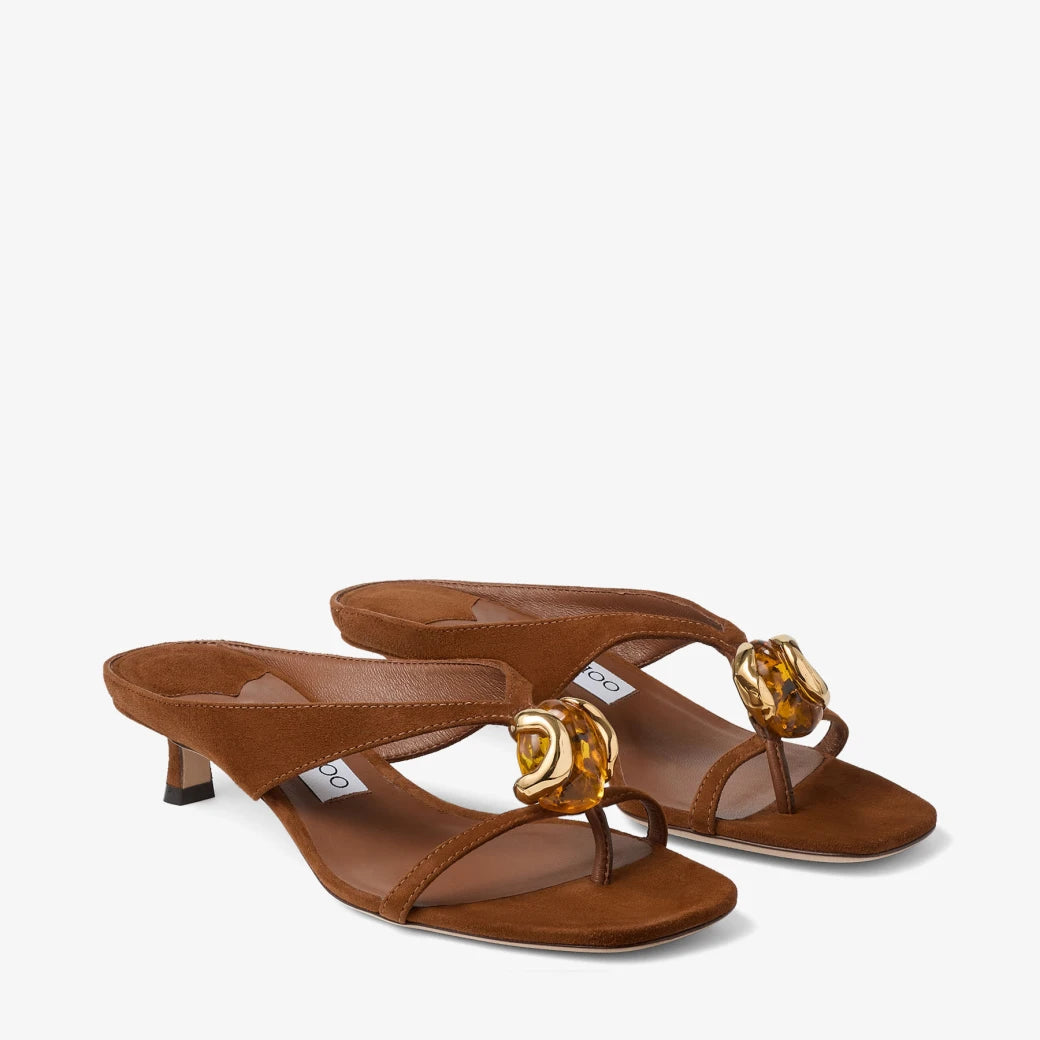 Sandalias de ante marrón con detalle de piedra