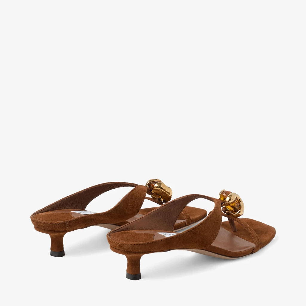 Sandalias de ante marrón con detalle de piedra