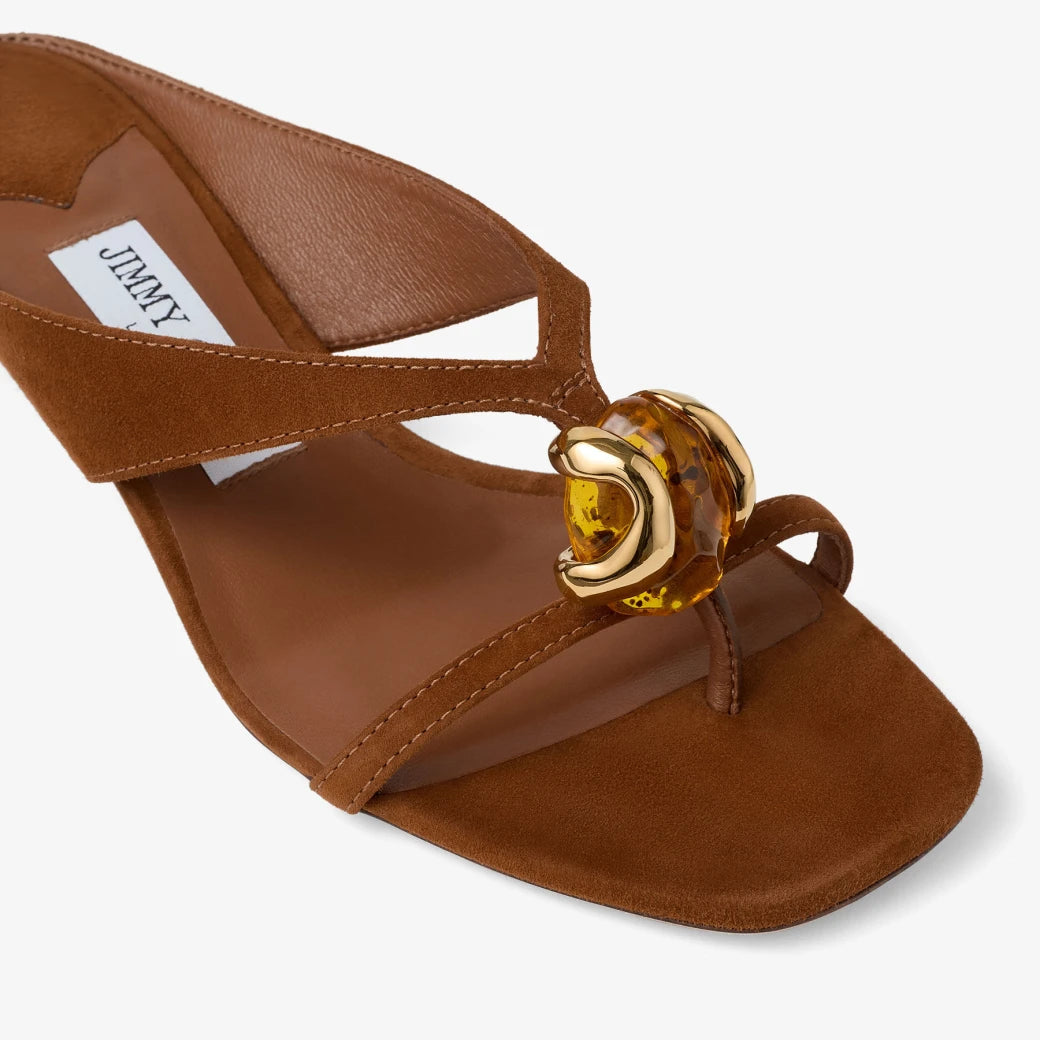 Sandalias de ante marrón con detalle de piedra