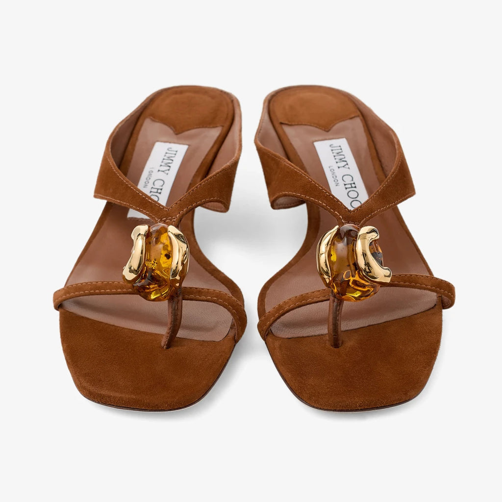 Sandalias de ante marrón con detalle de piedra