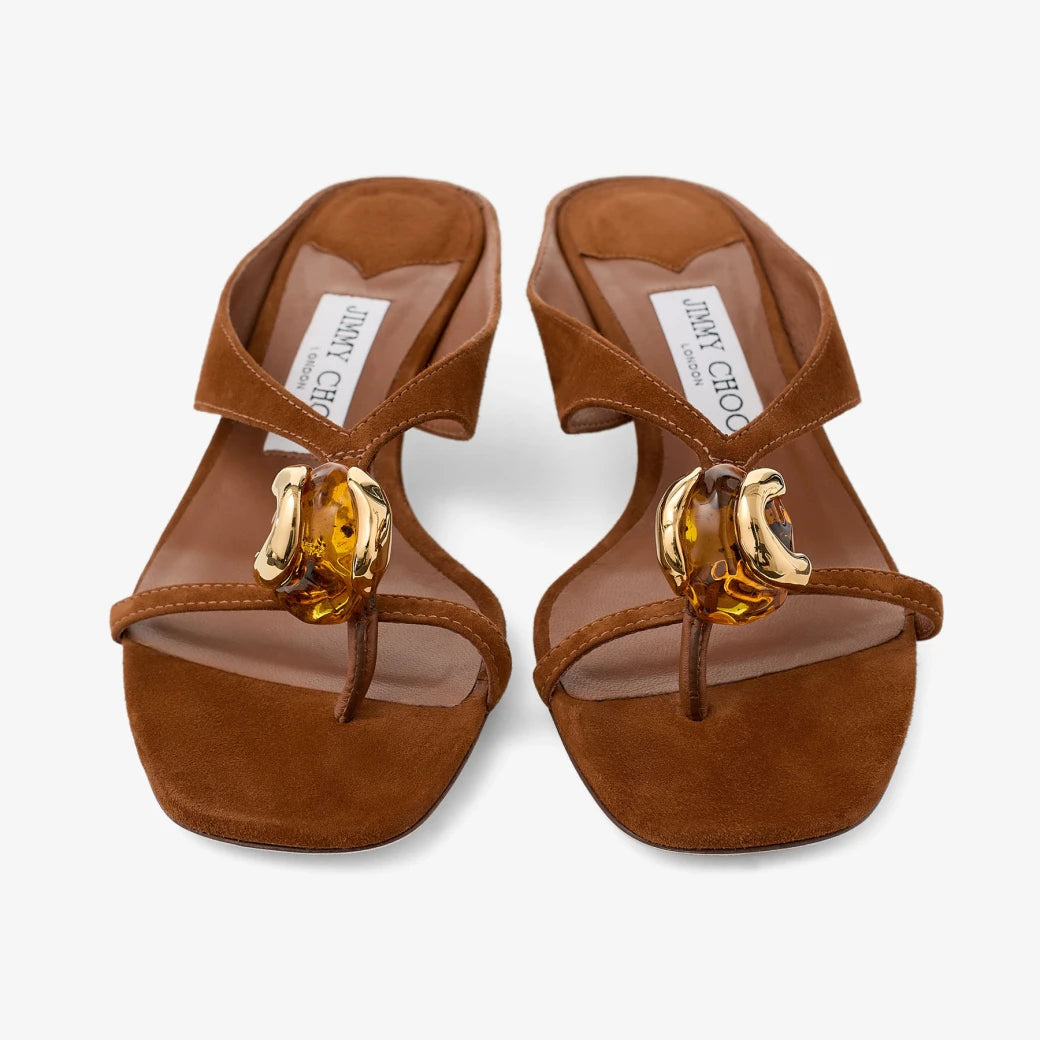 Sandalias de ante marrón con detalle de piedra