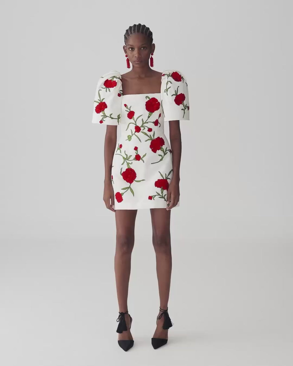 Minivestido de manga abellada con clavel bordado