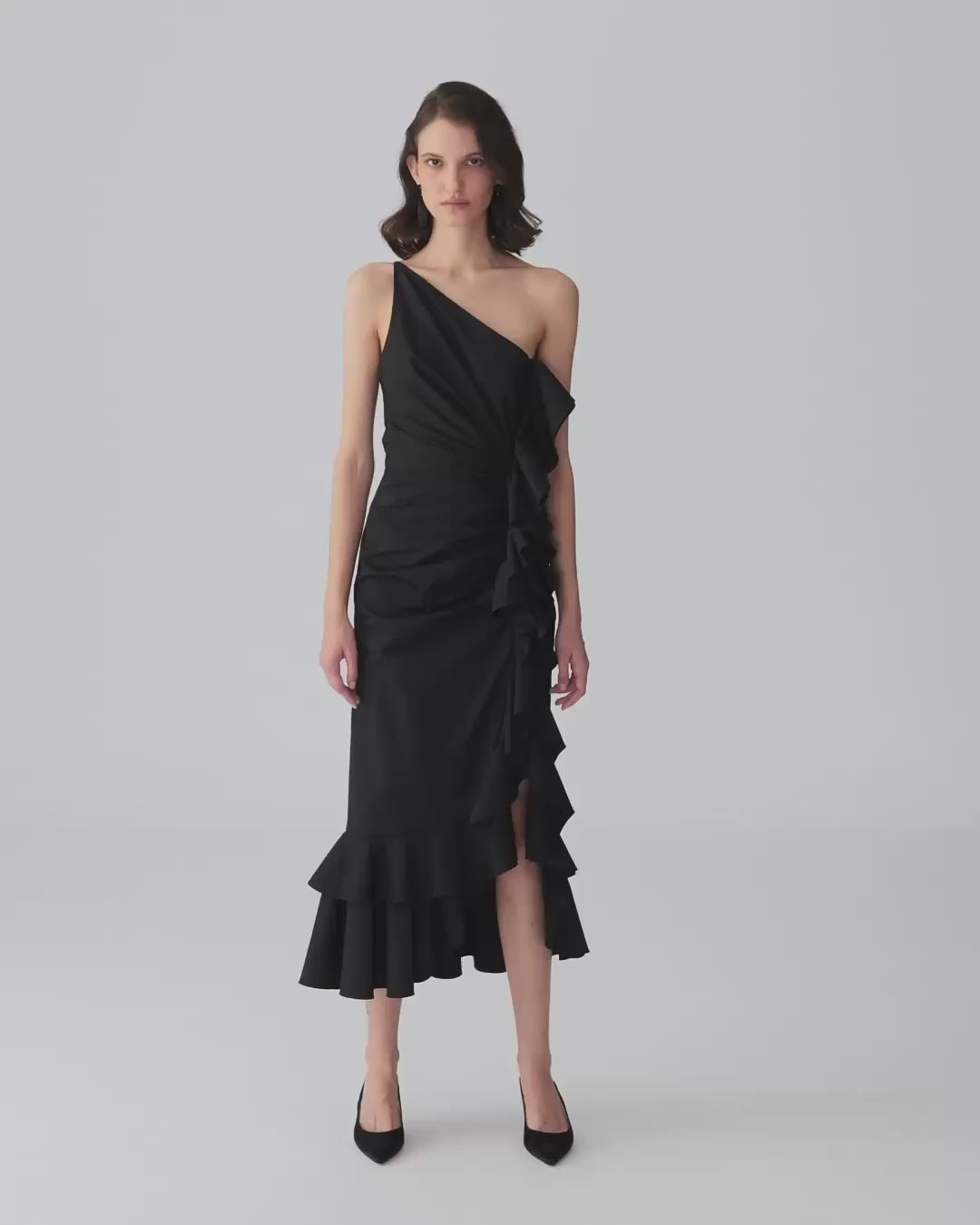 Vestido midi asimétrico con volantes y volantes