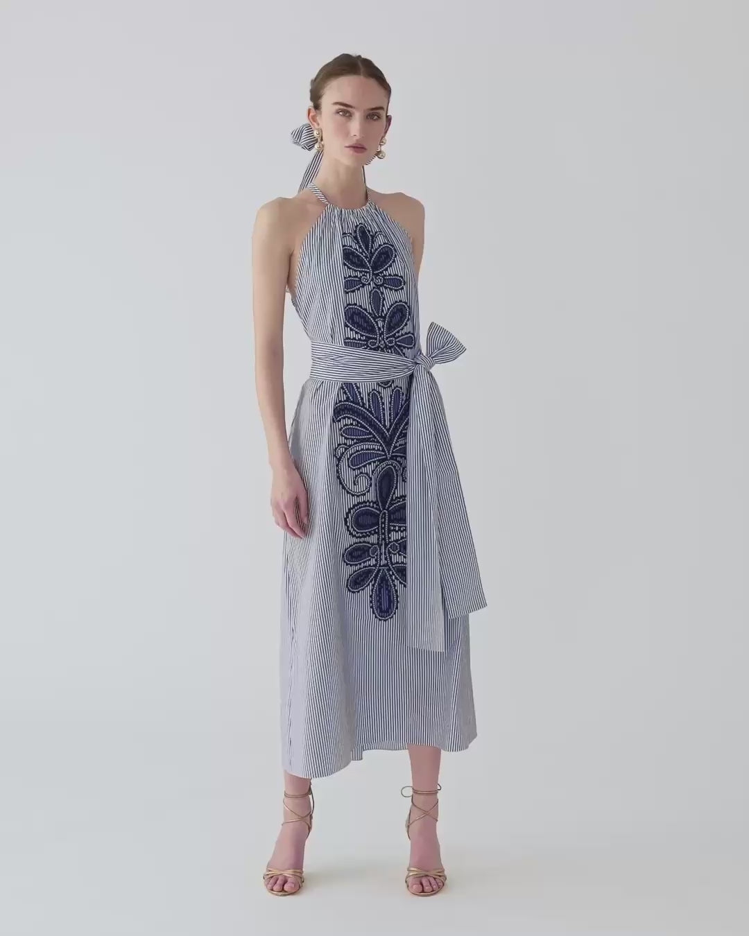 Vestido midi de cuello halter bordado a rayas