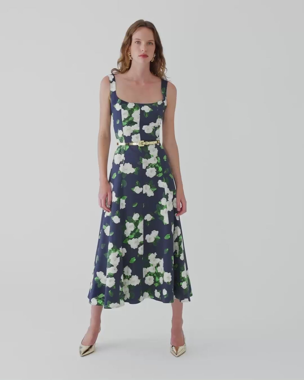 Vestido midi con estampado de rosas