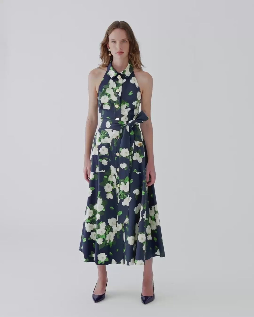 Vestido midi con cuello halter con estampado rosa