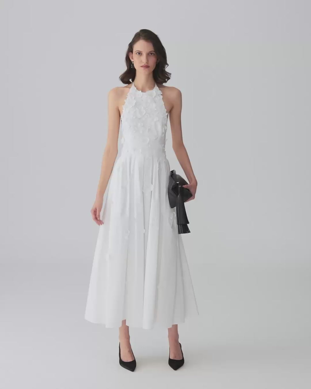 Vestido midi con cuello halter bordado