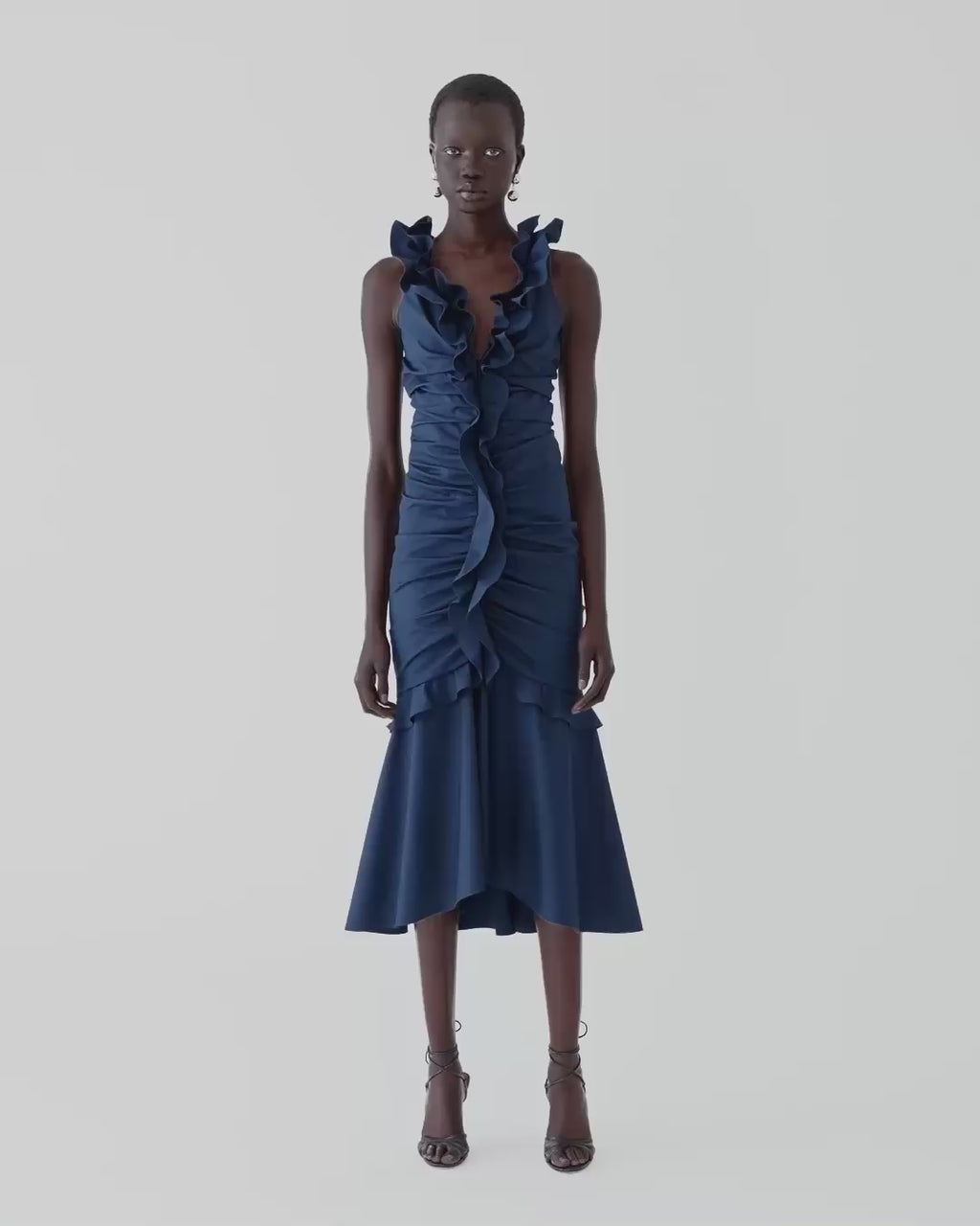 Vestido midi fruncido con volantes