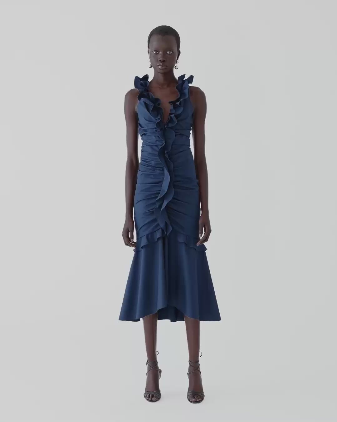 Vestido midi fruncido con volantes